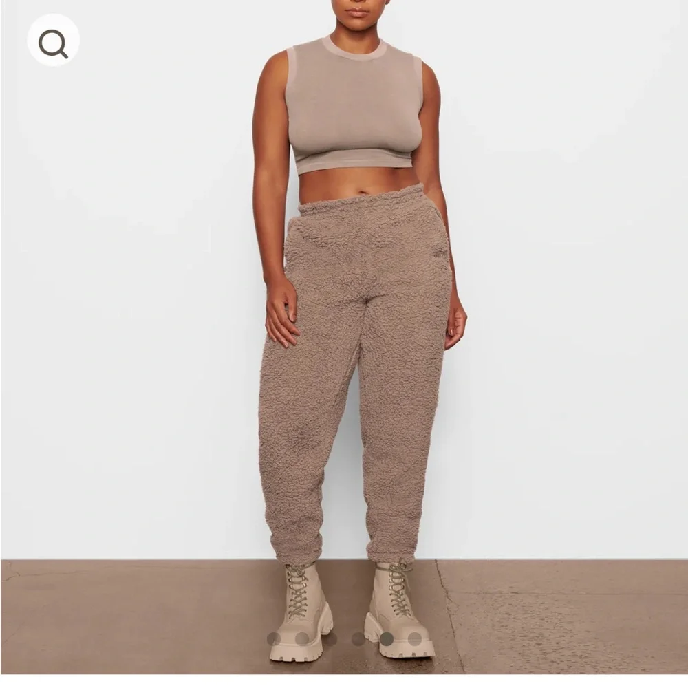 SKIMS teddy jogger in color desert - medium NWT - Picture 5 of 5